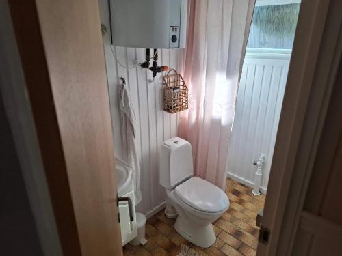 Bilik mandi di 6 person holiday home in Karrebæksminde