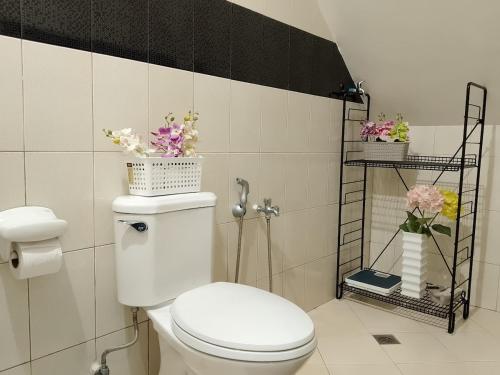 Baño con aseo con flores en Balay 257 Camp 7, Baguio City, en Baguio