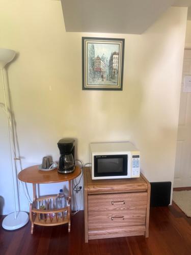 TV a/nebo společenská místnost v ubytování Cozy and Friendly Home Single Room No Pets Allowed
