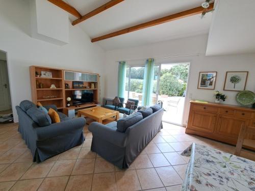 Photo de la galerie de l'établissement Charmante maison familiale avec piscine privée et jardin - FR-1-323-576, à Saint-Jean-de-Monts