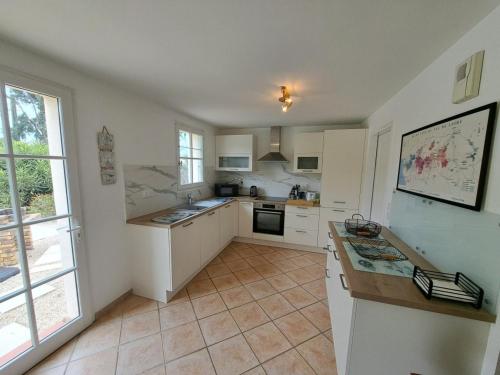 Photo de la galerie de l'établissement Charmante maison familiale avec piscine privée et jardin - FR-1-323-576, à Saint-Jean-de-Monts