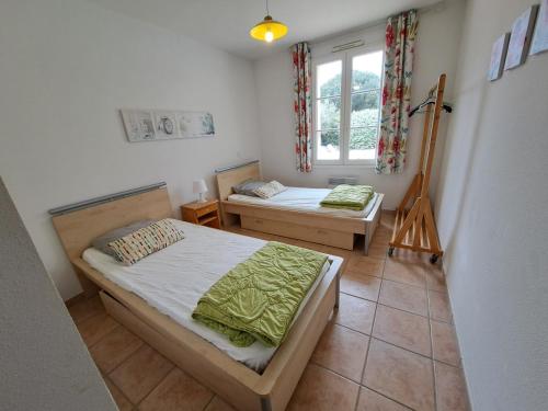 Photo de la galerie de l'établissement Charmante maison familiale avec piscine privée et jardin - FR-1-323-576, à Saint-Jean-de-Monts