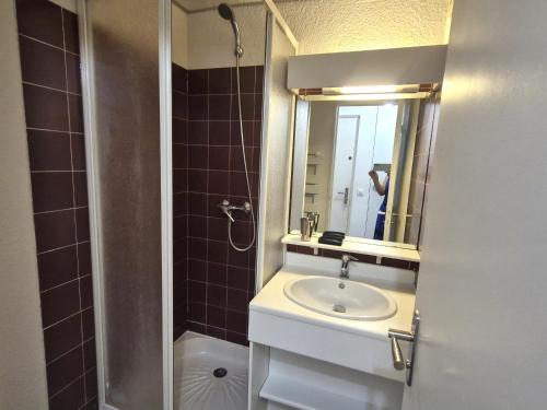une salle de bain avec un lavabo et un miroir dans l'établissement Appartement 2 pièces avec piscine, parking, animaux acceptés, Sainte-Maxime - FR-1-780-93, à Sainte-Maxime
