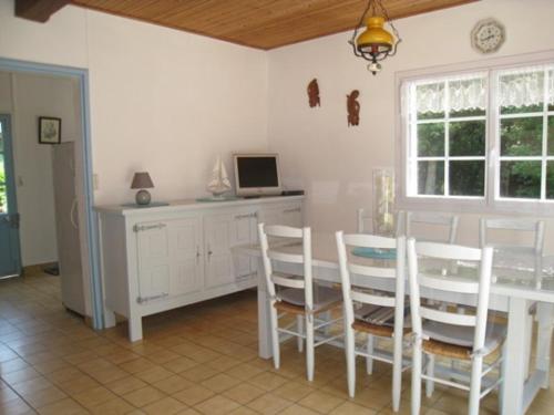 une salle à manger avec une table et des chaises dans l'établissement Maison Noirmoutier calme, plage à 400m - FR-1-224B-244, à Noirmoutier-en-l'lle