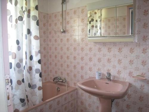 une salle de bain avec un lavabo et un miroir dans l'établissement Maison Noirmoutier calme, plage à 400m - FR-1-224B-244, à Noirmoutier-en-l'lle