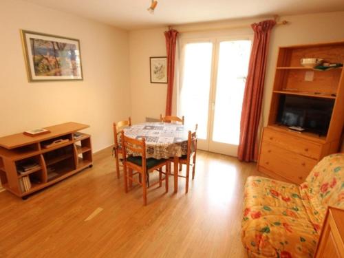 un salon avec une table et un canapé dans l'établissement Appartement centre Luchon, balcon sud, parking - FR-1-313-243, à Luchon