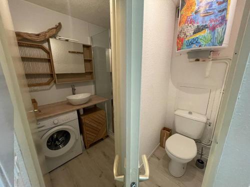 une petite salle de bains avec toilettes et lave-linge. dans l'établissement Appartement 2 pièces avec terrasse à Saint-Cyprien - FR-1-106-108, à Saint-Cyprien