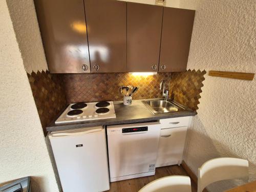 Il comprend une petite cuisine équipée d'une cuisinière et d'un évier. dans l'établissement Studio fonctionnel au pied des pistes, centre station, animaux admis - FR-1-811-42, à Les Deux Alpes