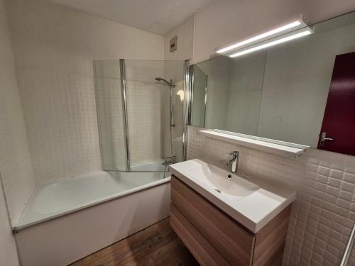 une salle de bain avec un lavabo, une douche et une baignoire dans l'établissement Studio fonctionnel au pied des pistes, centre station, animaux admis - FR-1-811-42, à Les Deux Alpes