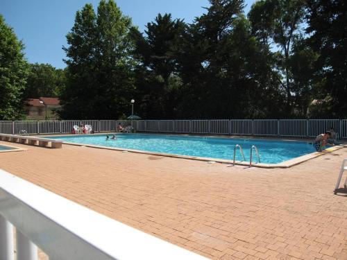 une grande piscine avec des gens dans l'eau dans l'établissement Appartement 2 pièces avec terrasse à Saint-Cyprien - FR-1-106-108, à Saint-Cyprien