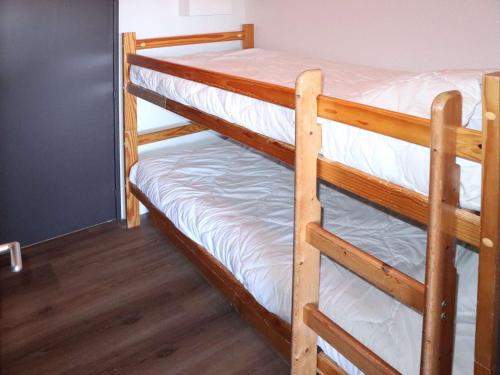 deux lits superposés dans une chambre avec parquet dans l'établissement Studio 4 personnes au cœur de Les Orres - FR-1-322-668, aux Orres