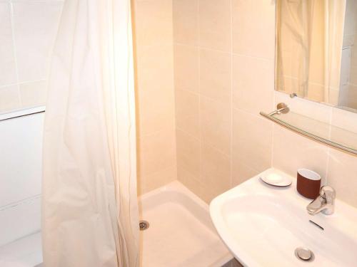 une salle de bain blanche avec un lavabo et une douche dans l'établissement Studio 4 personnes au cœur de Les Orres - FR-1-322-668, aux Orres