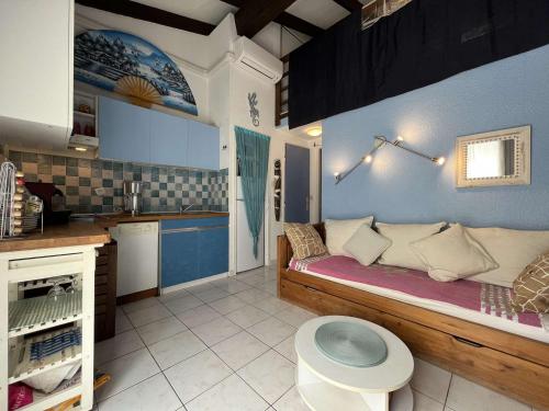 - une petite cuisine avec un lit dans une chambre dans l'établissement Appartement avec Mezzanine, Climatisation et Parking, proche Plage, pour 4 personnes à Gruissan - FR-1-229-897, à Gruissan