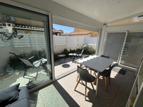 Photo de la galerie de l'établissement Pavillon pour 6 à Cap d'Agde avec terrasse et parking - FR-1-749-98, au Cap d'Agde