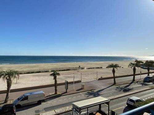 Photo de la galerie de l'établissement Appartement 2 pièces face mer avec terrasse et parking sécurisé, rénové et lumineux - FR-1-750-80, à Canet