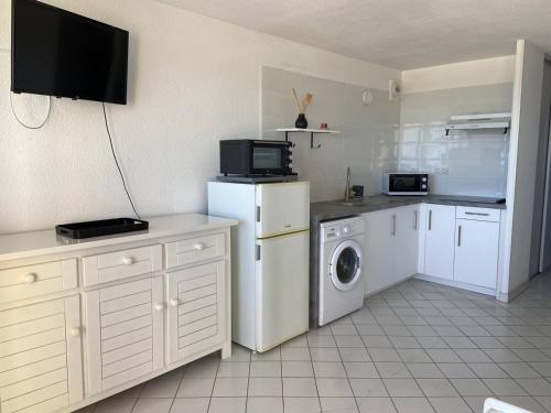 Photo de la galerie de l'établissement Appartement 2 pièces face mer avec terrasse et parking sécurisé, rénové et lumineux - FR-1-750-80, à Canet