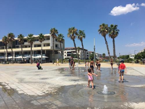 Photo de la galerie de l'établissement Appartement cosy 4 pers, 200m plage, animaux admis - FR-1-338-615, à Sète