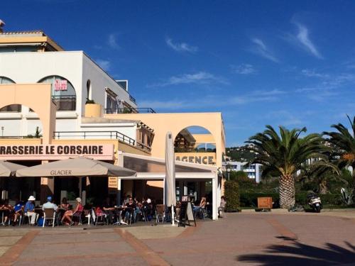 Photo de la galerie de l'établissement Appartement cosy 4 pers, 200m plage, animaux admis - FR-1-338-615, à Sète