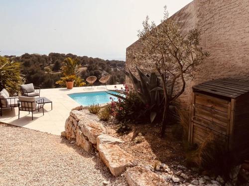 une cour avec une piscine, une table et des chaises dans l'établissement Villa à Cassis avec piscine et climatisation - FR-1-770-47, à Cassis