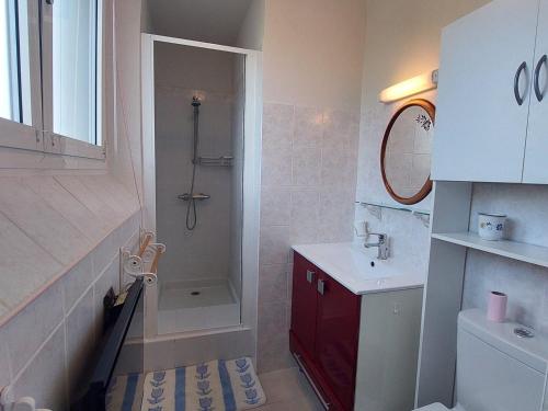 une salle de bain avec douche et lavabo dans l'établissement Appartement calme 4 pers, terrasse, parking privé - FR-1-550-91, à Saint-Georges-de-Didonne