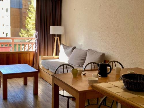un salon avec un canapé et une table dans l'établissement Appartement fonctionnel 2 pièces, animaux admis, au pied des pistes - FR-1-811-41, à Les Deux Alpes
