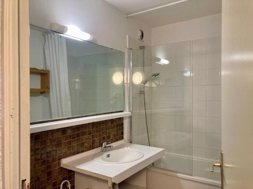 une salle de bain avec un lavabo et une douche dans l'établissement Appartement fonctionnel 2 pièces, animaux admis, au pied des pistes - FR-1-811-41, à Les Deux Alpes