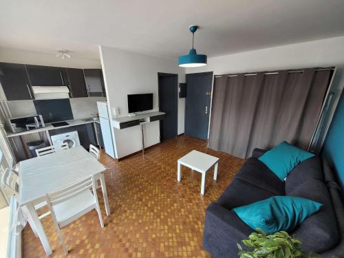 un salon avec un canapé et une table dans l'établissement Studio lumineux avec balcon sud et parking à Berck-Plage - FR-1-674-51, à Berck-sur-Mer