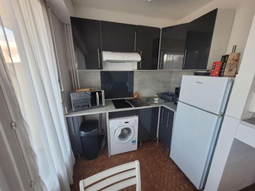 Il comprend une petite cuisine équipée d'un réfrigérateur et d'un lave-linge. dans l'établissement Studio lumineux avec balcon sud et parking à Berck-Plage - FR-1-674-51, à Berck-sur-Mer