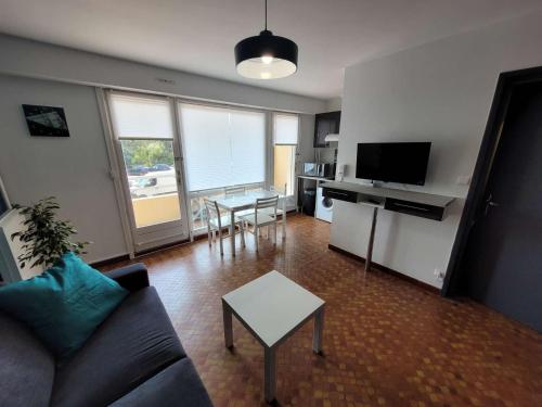 un salon avec un canapé et une table dans l'établissement Studio lumineux avec balcon sud et parking à Berck-Plage - FR-1-674-51, à Berck-sur-Mer