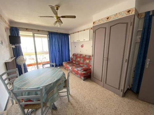 un salon avec une table et un canapé dans l'établissement Studio front de mer équipé pour 3 personnes - FR-1-750-79, à Canet