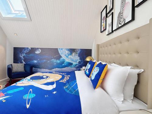 Ένα ή περισσότερα κρεβάτια σε δωμάτιο στο NARADA Resort Shanghai Hotel Disney Store