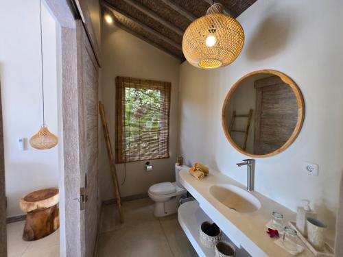 un bagno con lavandino e specchio di United Colors of Bali Nature ad Antasari
