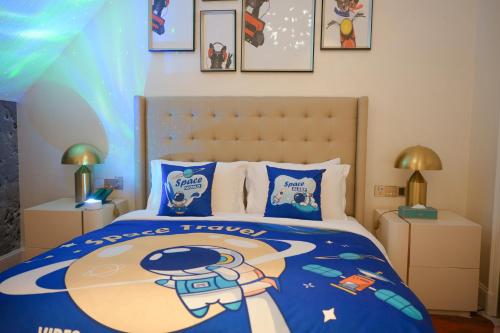 Ένα ή περισσότερα κρεβάτια σε δωμάτιο στο NARADA Resort Shanghai Hotel Disney Store