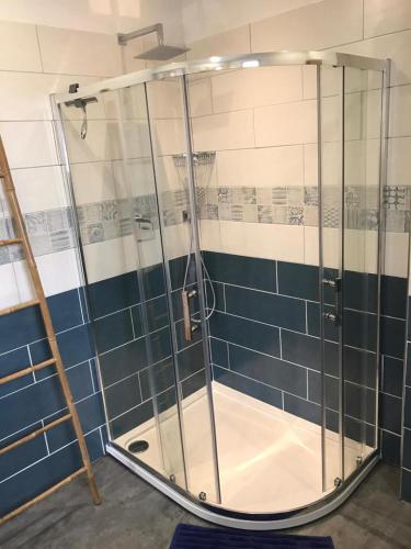 une douche avec une porte vitrée dans une salle de bain dans l'établissement Rivage, à Draguignan