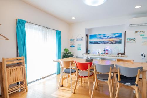 a dining room with a table and chairs at ocean blue mint海まで３分! 南房総最南端の１棟まるごと貸別荘 in Hongō