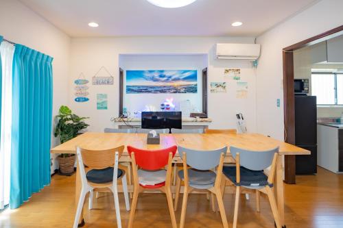a kitchen and dining room with a wooden table and chairs at ocean blue mint海まで３分! 南房総最南端の１棟まるごと貸別荘 in Hongō