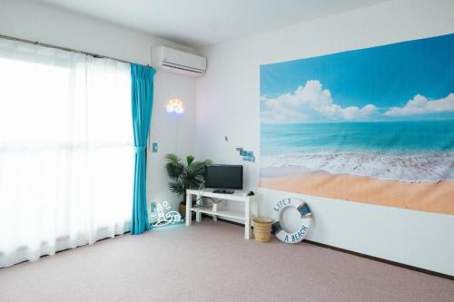 a room with a mural of a beach at ocean blue mint海まで３分! 南房総最南端の１棟まるごと貸別荘 in Hongō