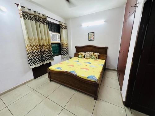 un dormitorio con una cama en una habitación en Flat with cricket stadium view near fortis phase 9, en Sohāna