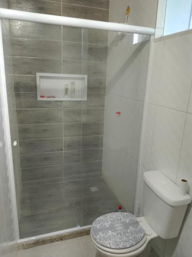 a bathroom with a shower with a toilet at Casa Refúgio da Prainha in Arraial do Cabo
