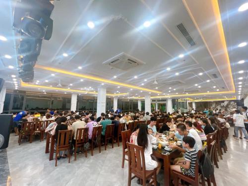 En restaurant eller et andet spisested på Anh Thuận Cát Bà Hotel
