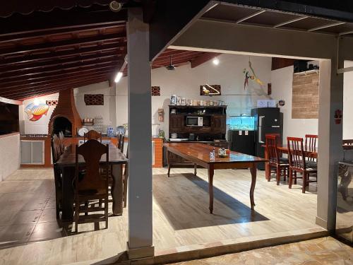 eine Küche und ein Esszimmer mit Tisch und Stühlen in der Unterkunft Pousada Dona Maria in Paraty