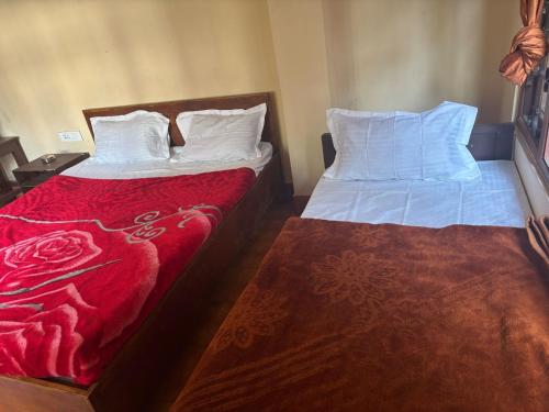 Postel nebo postele na pokoji v ubytování Gesar lodging and fooding