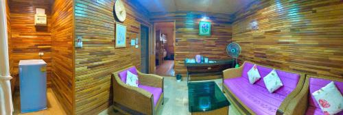 a room with a table and chairs in a room at Baan Soontree Resort in Chiang Rai