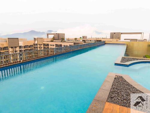 a large swimming pool on top of a building at Nilai-YouthCity-Uitm-Gembox-Lovely Stay-2r2b in Nilai