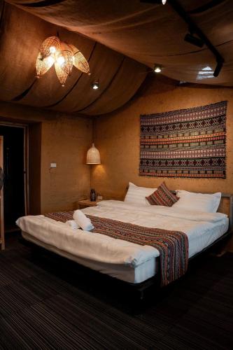 a bedroom with a large bed in a room at Vị Lư homestay in Dồng Văn