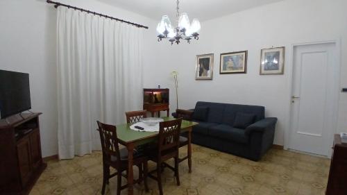 a living room with a table and a blue couch at Da Cristina appartamento in Sciacca