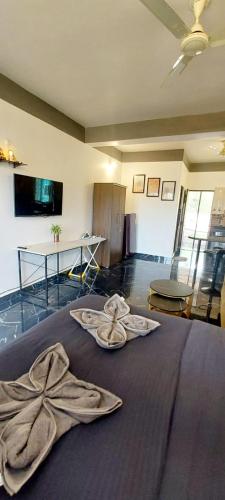a room with a bed with towels on it at Green House Stay in Mandrem