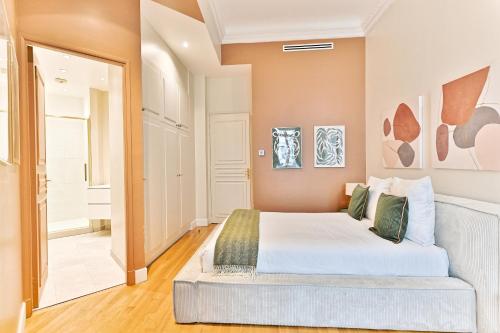 une chambre avec un grand lit dans une pièce dans l'établissement Appartement moderne et climatisé - Arc de Triomphe, à Paris