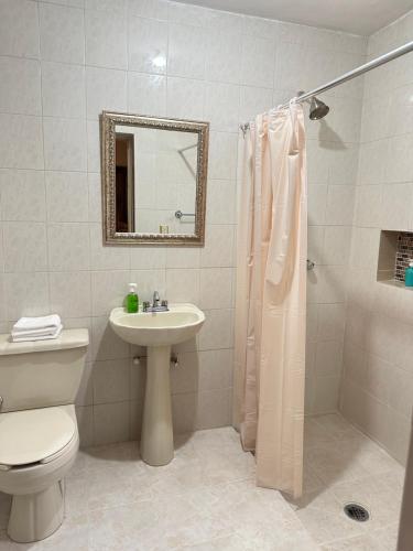 a bathroom with a toilet and a sink and a shower at Casa María bonita in Cuatrociénegas de Carranza