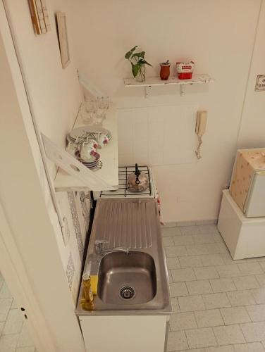 a small kitchen with a sink in a small room at El rincón de boedo in Buenos Aires